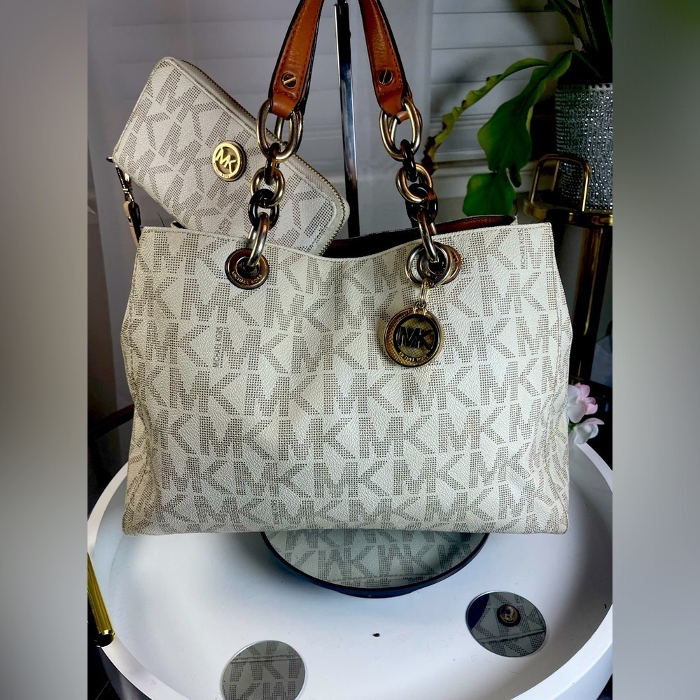 Michael Kors Cynthia Signature Logo w/Jet Set Travel Logo Quarter-Zip Wallet